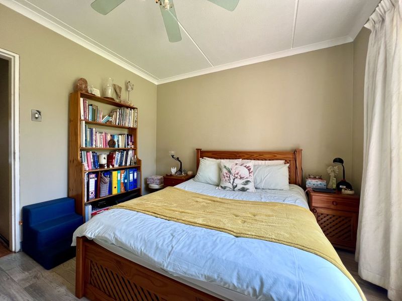 Spacious 2-Bedroom Simplex with Garden & Pool! - Photo 8