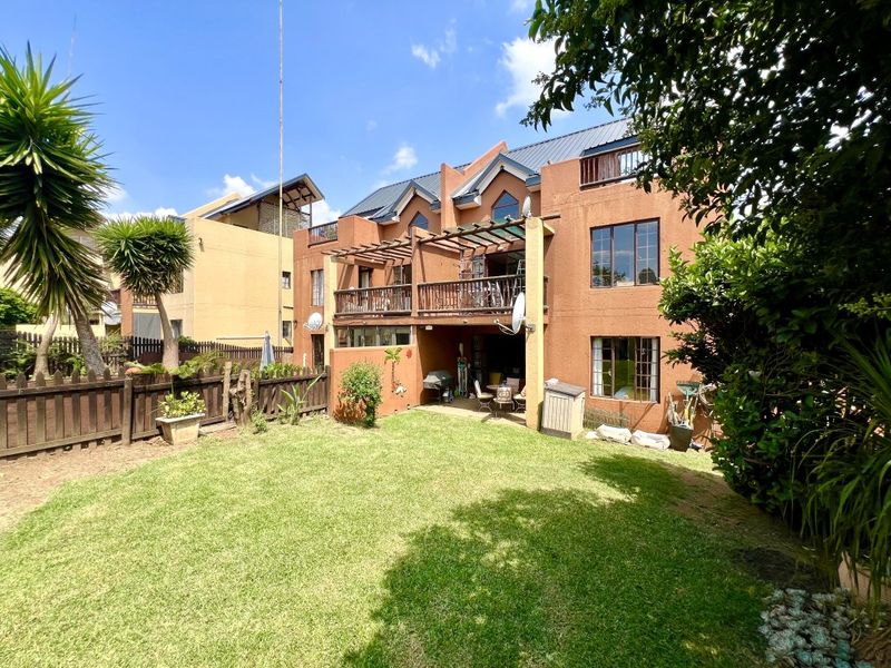 Spacious 2-Bedroom Simplex with Garden & Pool! - Photo 1
