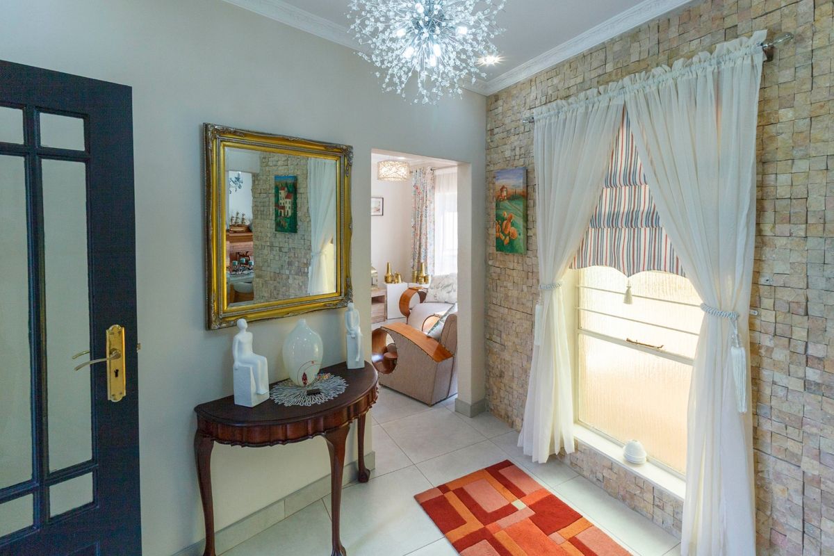 Modern Family Home with Exceptional Entertainment Features in Wilropark - Photo 4