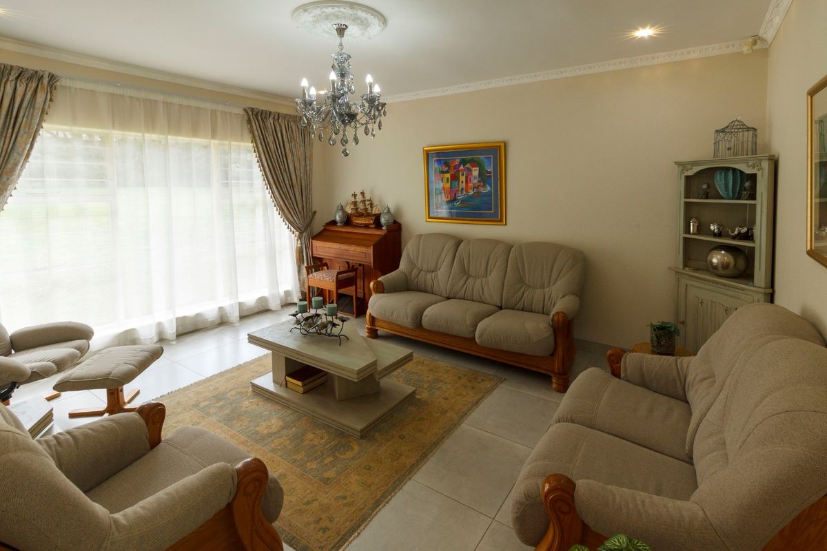 Modern Family Home with Exceptional Entertainment Features in Wilropark - Photo 5