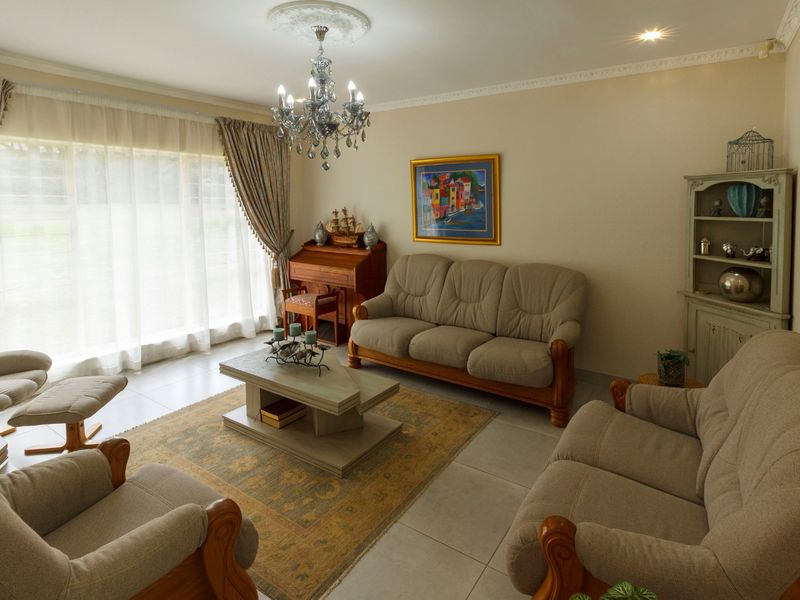 Modern Family Home with Exceptional Entertainment Features in Wilropark - Photo 5