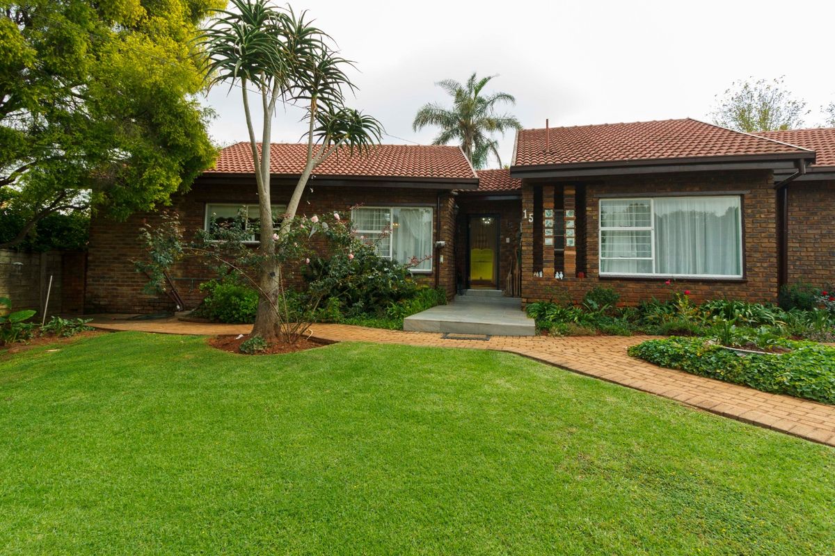 Modern Family Home with Exceptional Entertainment Features in Wilropark - Photo 2