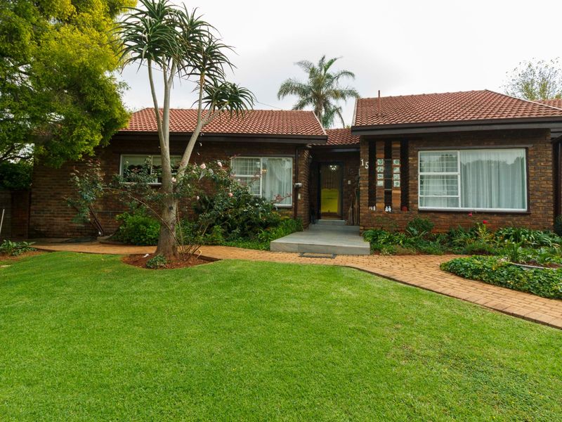 Modern Family Home with Exceptional Entertainment Features in Wilropark - Photo 2