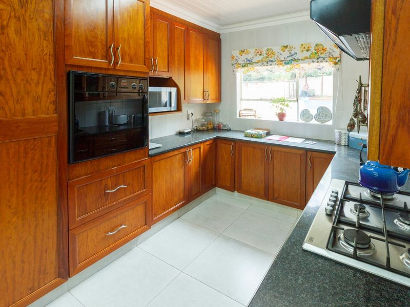 Modern Family Home with Exceptional Entertainment Features in Wilropark - Photo 10