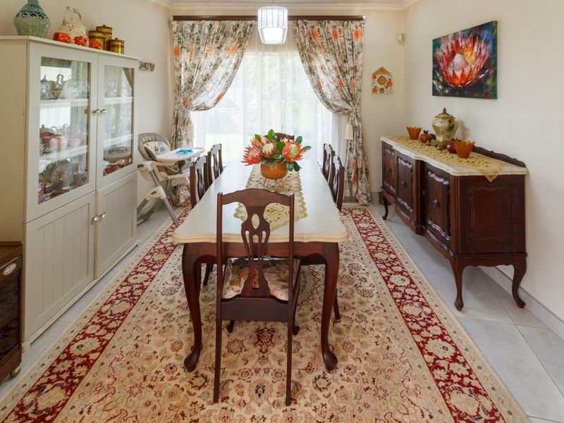 Modern Family Home with Exceptional Entertainment Features in Wilropark - Photo 8