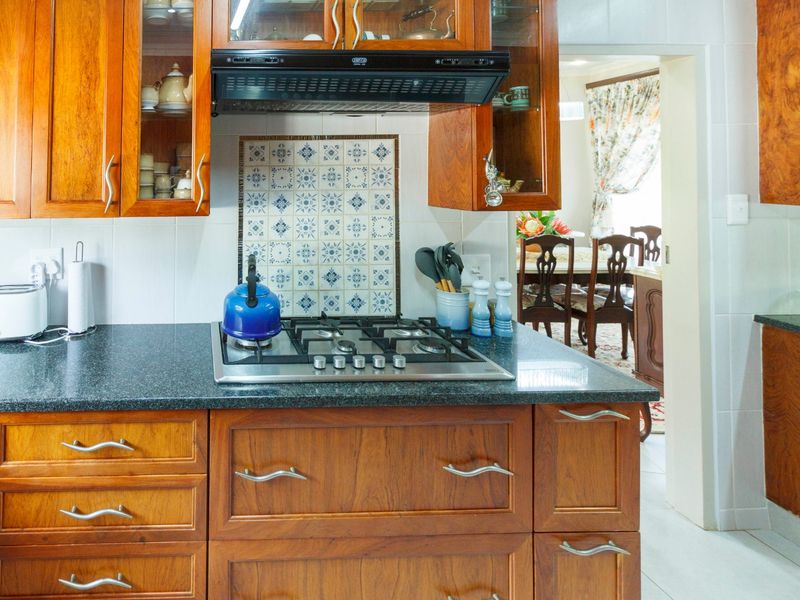 Modern Family Home with Exceptional Entertainment Features in Wilropark - Photo 9