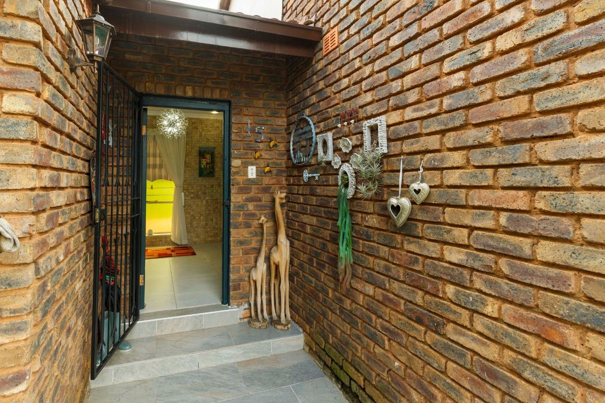 Modern Family Home with Exceptional Entertainment Features in Wilropark - Photo 3