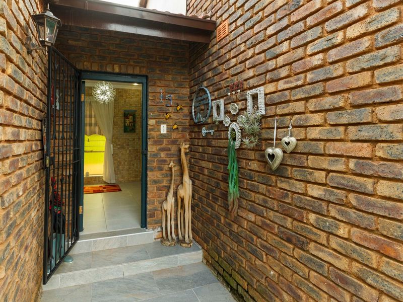 Modern Family Home with Exceptional Entertainment Features in Wilropark - Photo 3