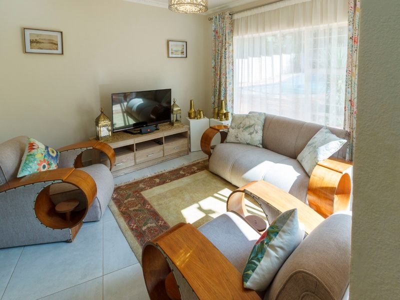 Modern Family Home with Exceptional Entertainment Features in Wilropark - Photo 7