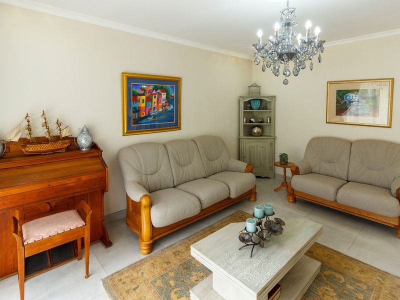 Modern Family Home with Exceptional Entertainment Features in Wilropark - Photo 6