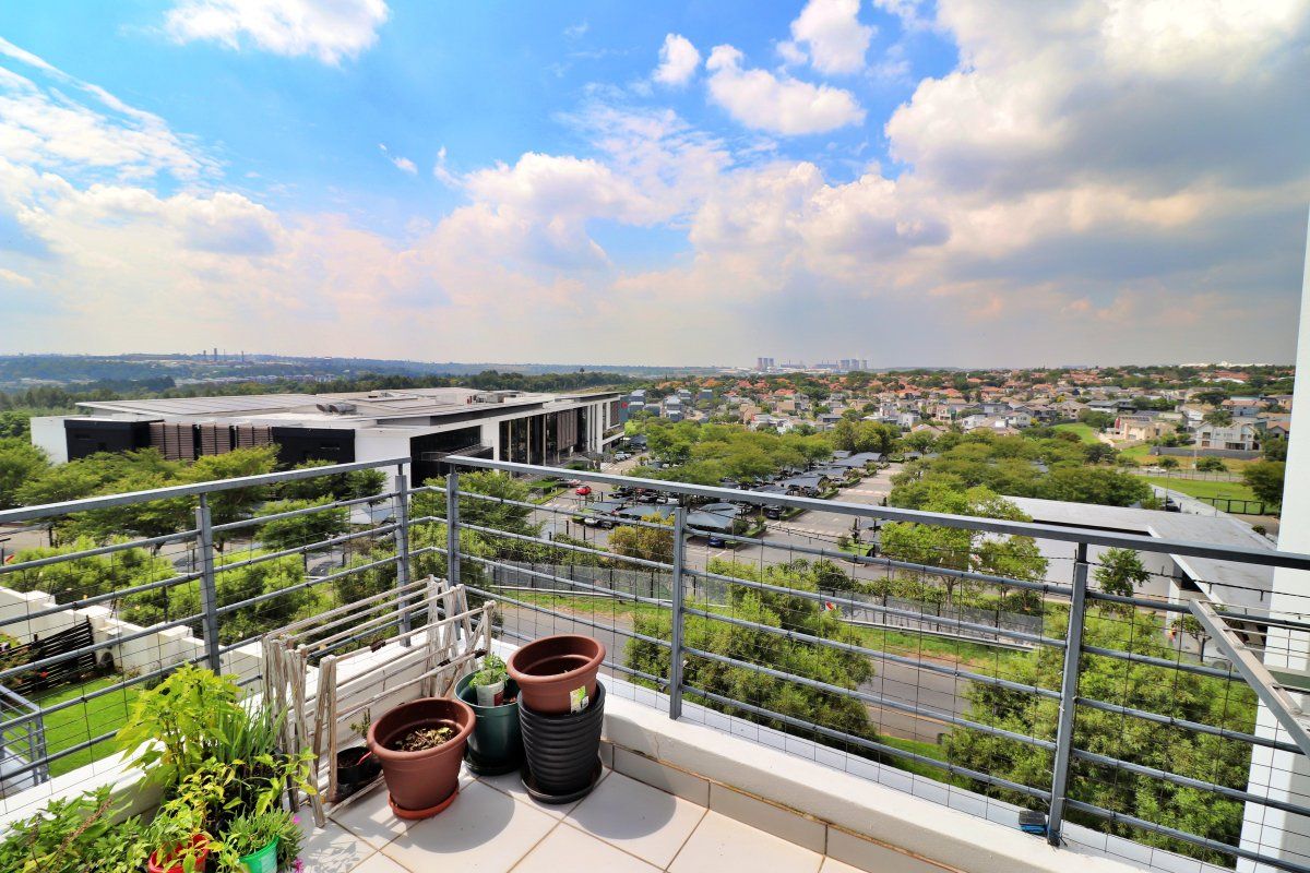 Stylish Top-Floor Apartment with Scenic Views & Exceptional Lifestyle Amenities - Photo 2