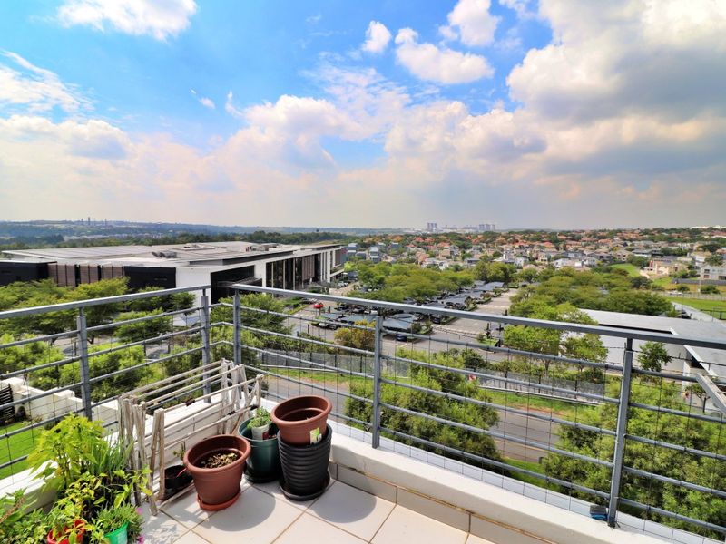 Stylish Top-Floor Apartment with Scenic Views & Exceptional Lifestyle Amenities - Photo 2