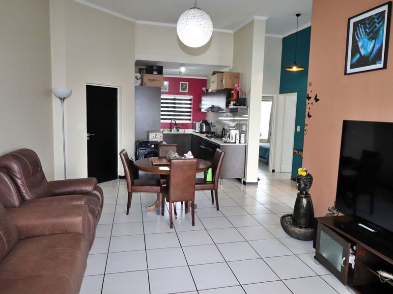 Stylish Top-Floor Apartment with Scenic Views & Exceptional Lifestyle Amenities - Photo 3