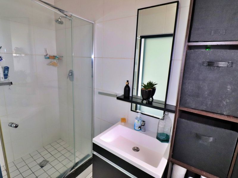 Stylish Top-Floor Apartment with Scenic Views & Exceptional Lifestyle Amenities - Photo 10