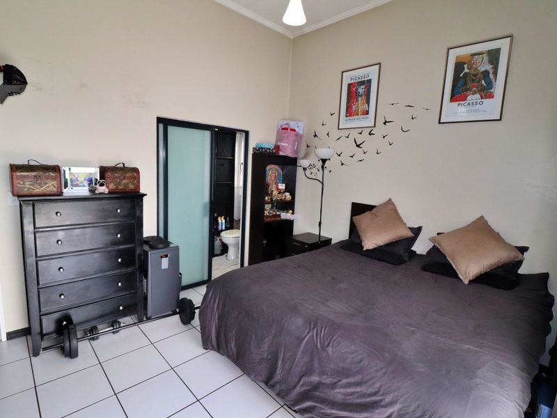 Stylish Top-Floor Apartment with Scenic Views & Exceptional Lifestyle Amenities - Photo 9