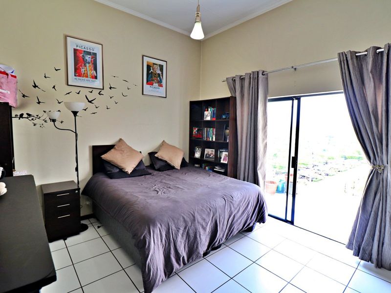 Stylish Top-Floor Apartment with Scenic Views & Exceptional Lifestyle Amenities - Photo 8