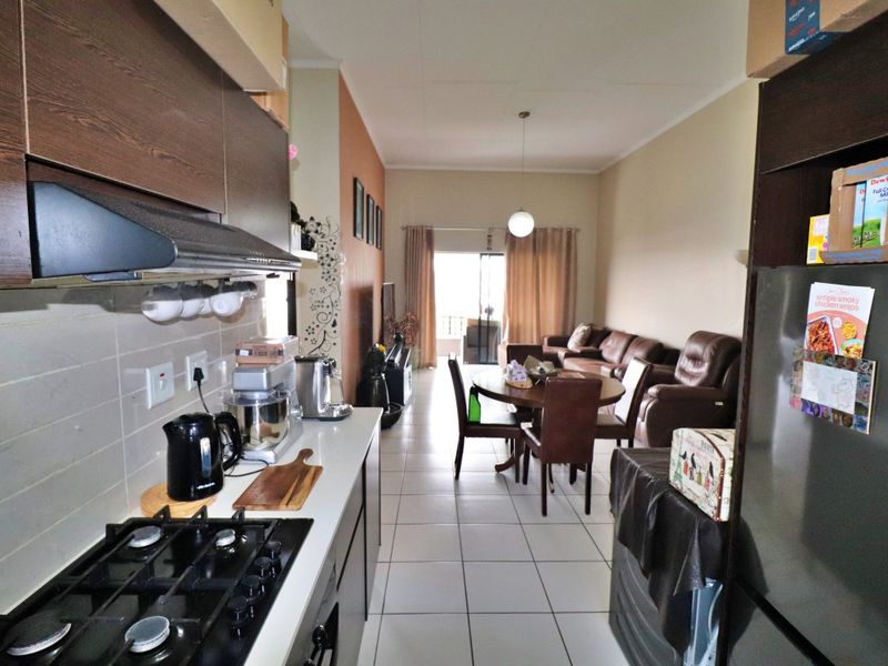 Stylish Top-Floor Apartment with Scenic Views & Exceptional Lifestyle Amenities - Photo 7