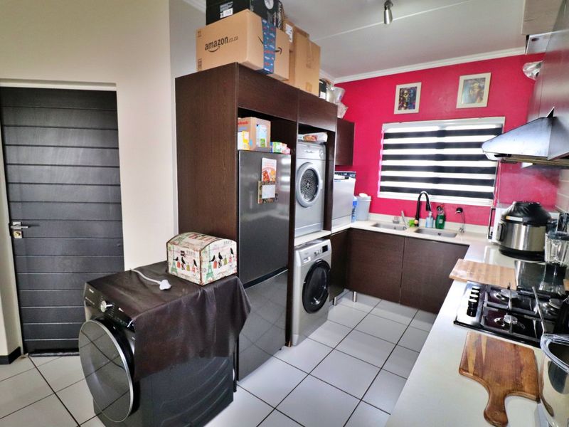 Stylish Top-Floor Apartment with Scenic Views & Exceptional Lifestyle Amenities - Photo 6