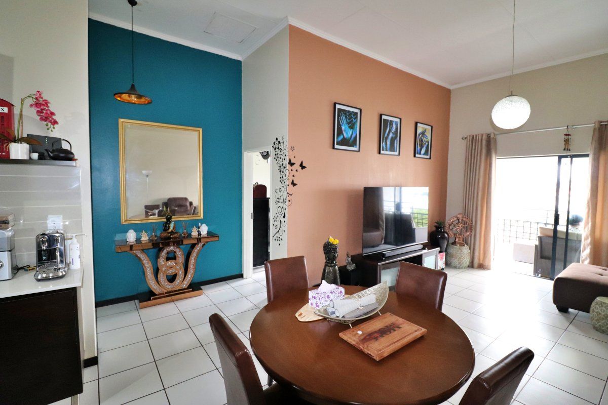 Stylish Top-Floor Apartment with Scenic Views & Exceptional Lifestyle Amenities - Photo 5