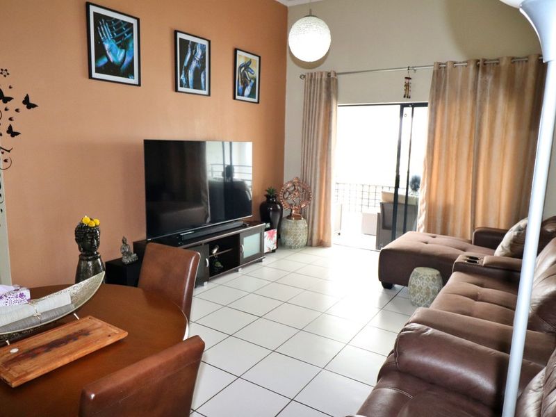 Stylish Top-Floor Apartment with Scenic Views & Exceptional Lifestyle Amenities - Photo 4