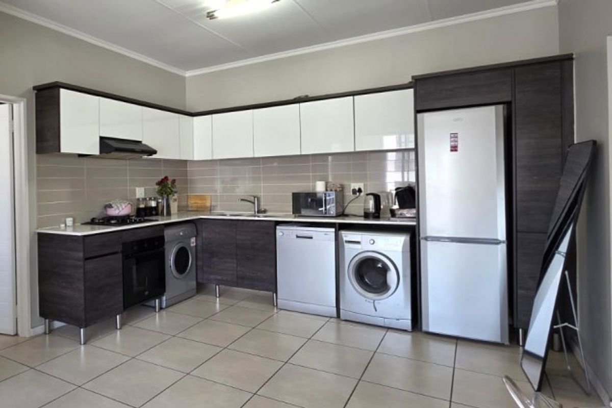 Neat and secure apartment in Greenstone Hill.  - Photo 2