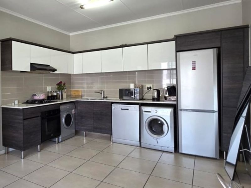 Neat and secure apartment in Greenstone Hill.  - Photo 2