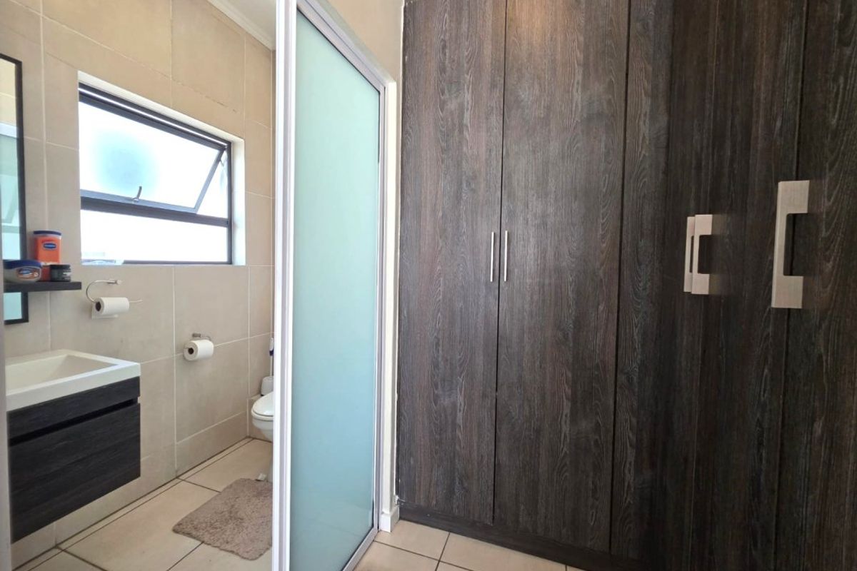 Neat and secure apartment in Greenstone Hill. - Photo 5