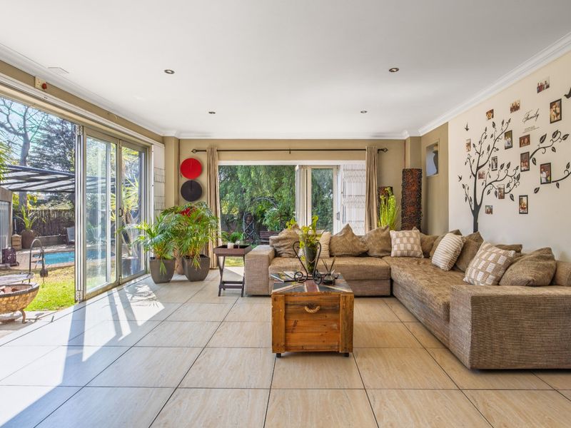 Stunning 3 Bedroom Home in Boomed Suburb - Photo 4