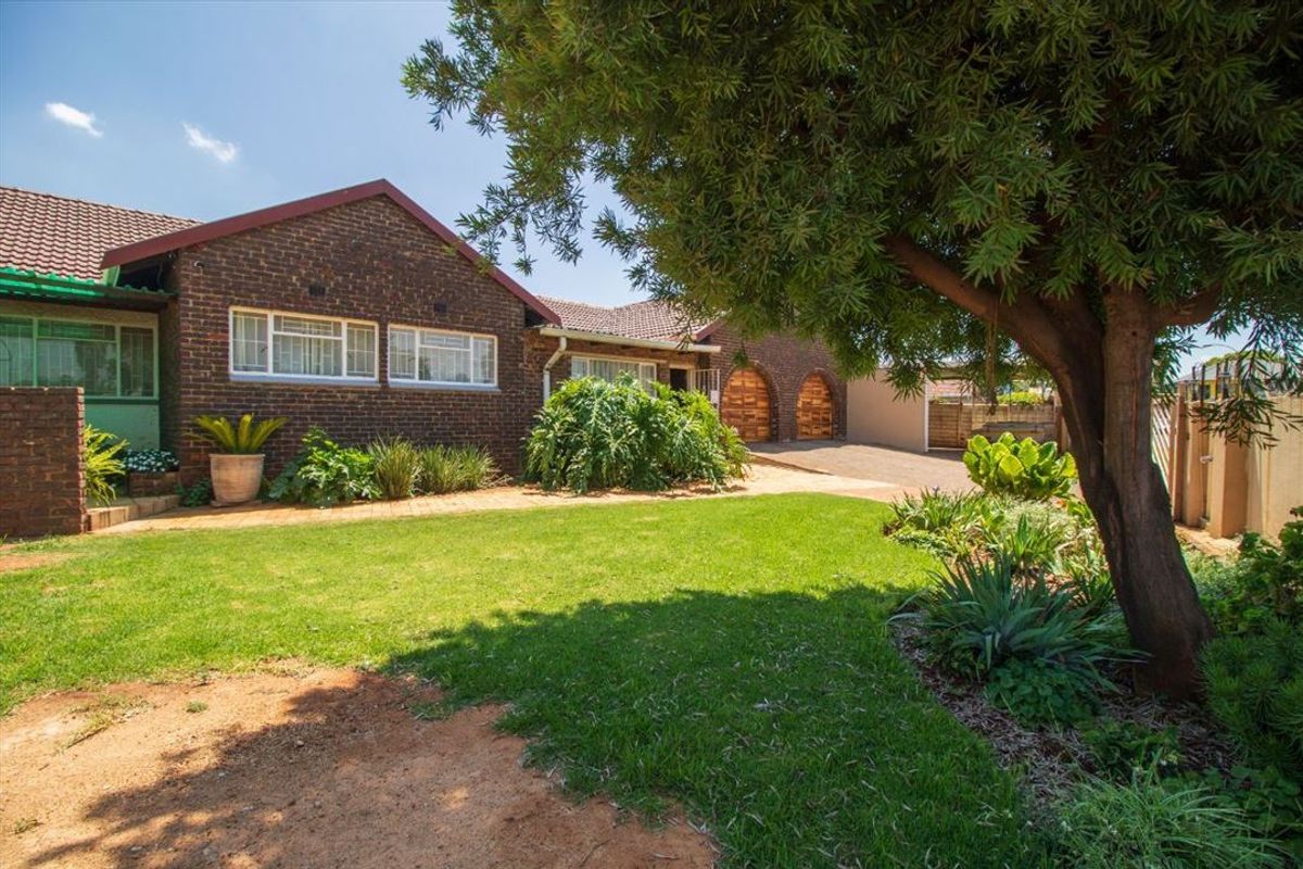 Elegant Family Home with Ample Space - Photo 3