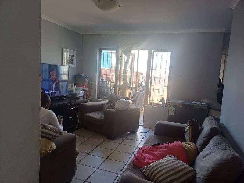 3 Bedroom House with En - Suite and Spacious Yard in Summer Green - Photo 5