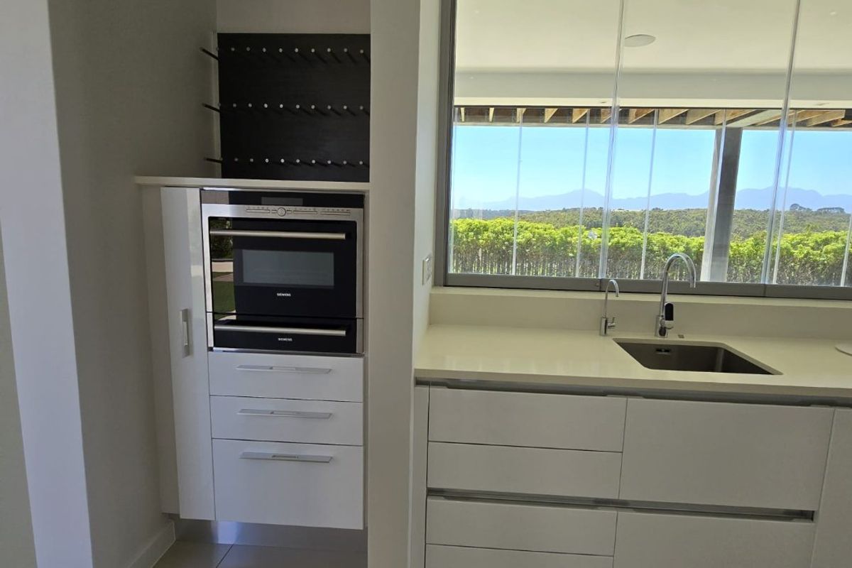 Stunning 3-Bedroom House in Prime Location! - Photo 4
