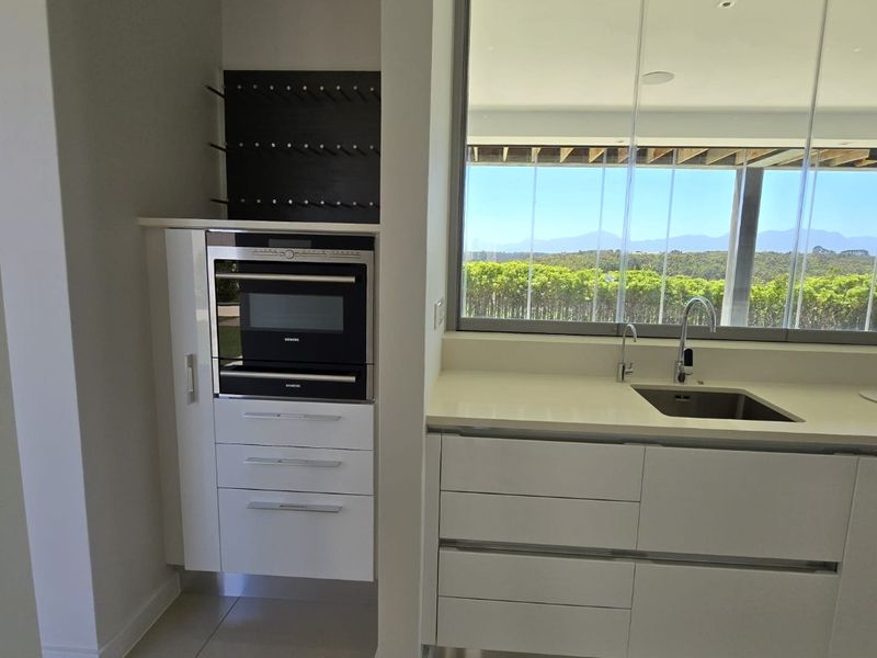 Stunning 3-Bedroom House in Prime Location! - Photo 4