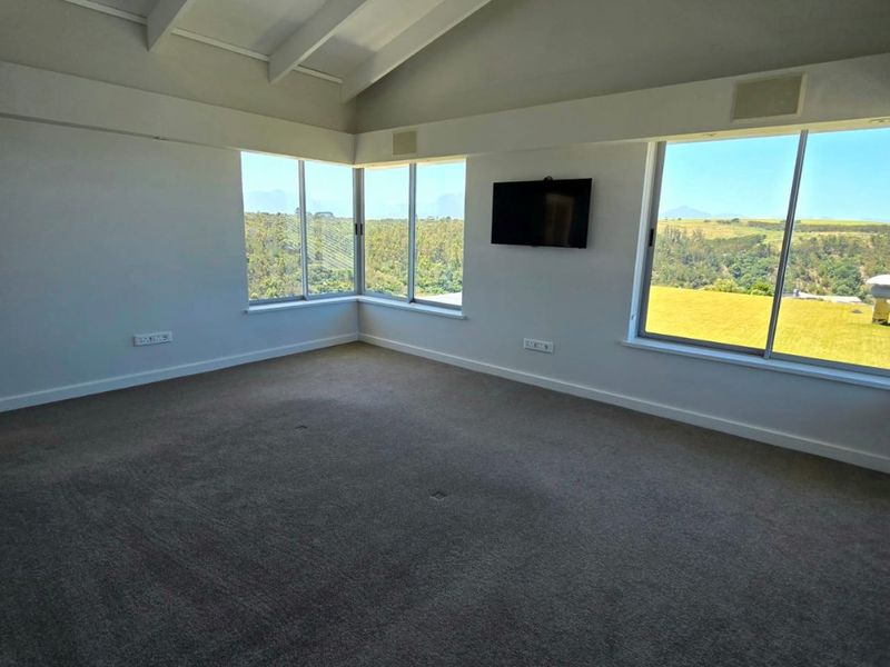 Stunning 3-Bedroom House in Prime Location! - Photo 5