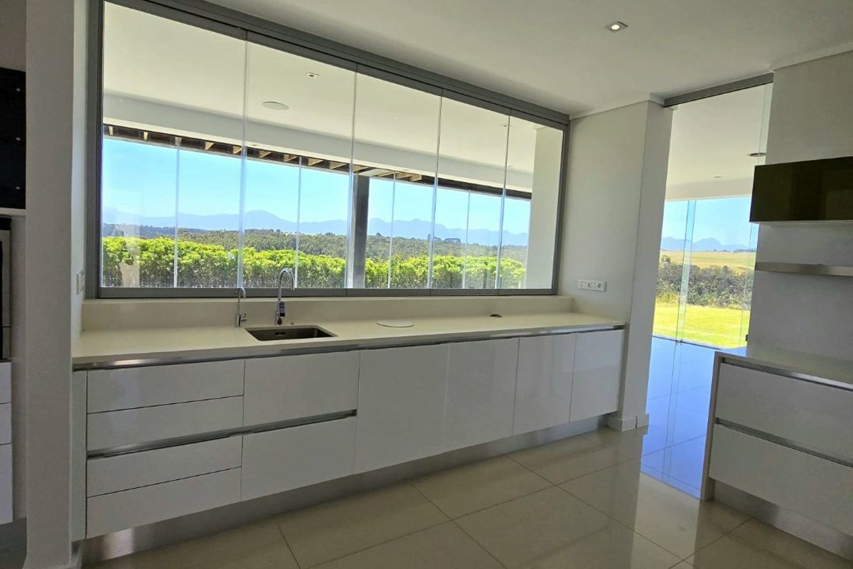Stunning 3-Bedroom House in Prime Location! - Photo 2