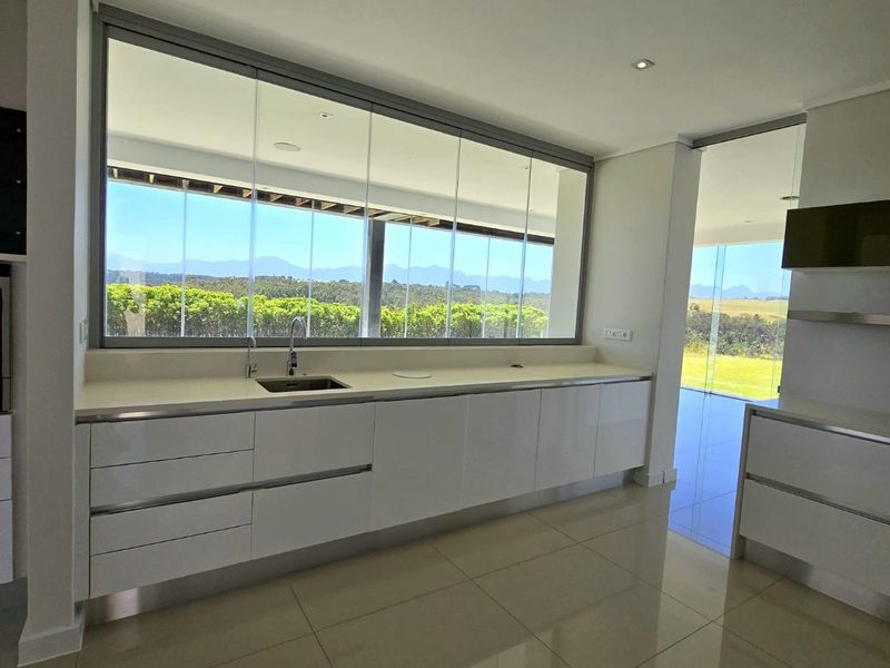 Stunning 3-Bedroom House in Prime Location! - Photo 2