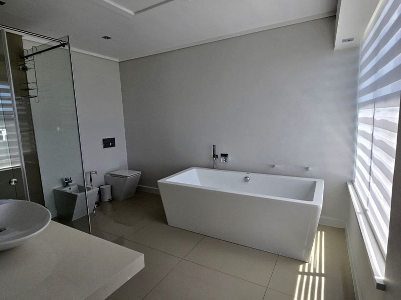 Stunning 3-Bedroom House in Prime Location! - Photo 8