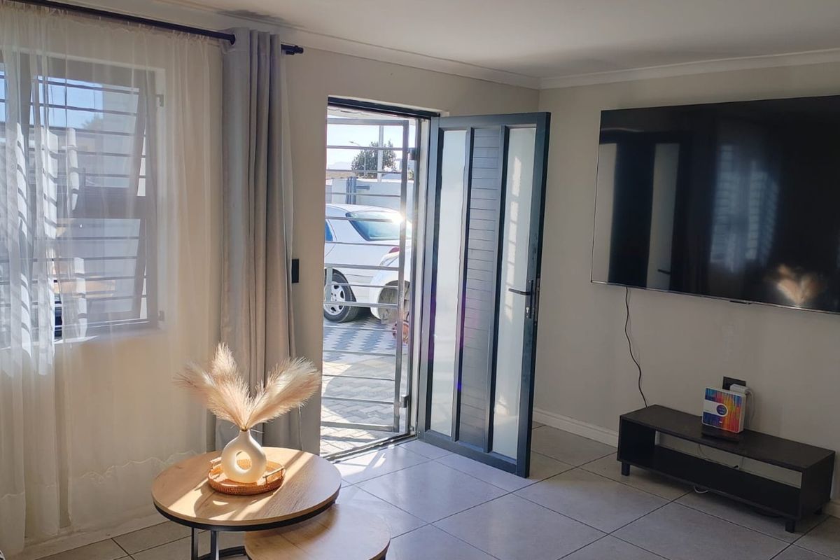 3 Bedroom Double storey house for sale in Stratford                                                      NO TRANSFER DUTY - Photo 3