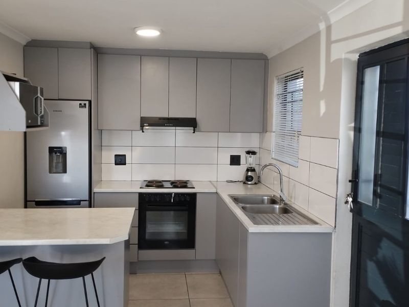 3 Bedroom Double storey house for sale in Stratford                                                      NO TRANSFER DUTY - Photo 2