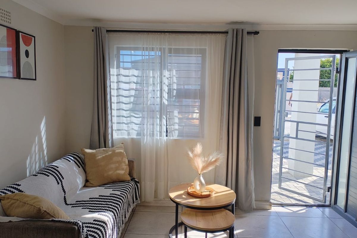 3 Bedroom Double storey house for sale in Stratford                                                      NO TRANSFER DUTY - Photo 4