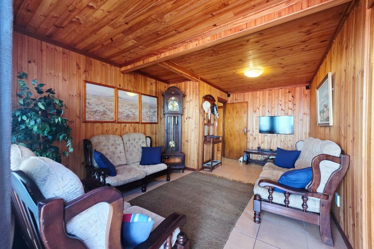 4 BEDROOM WOODEN HOME WITH SEA VIEWS IN HEROLDS BAY - Photo 4