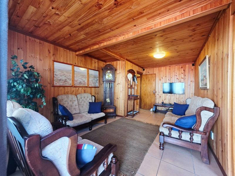 4 BEDROOM WOODEN HOME WITH SEA VIEWS IN HEROLDS BAY - Photo 4