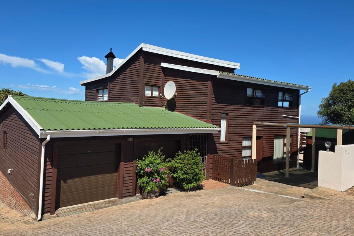 4 BEDROOM WOODEN HOME WITH SEA VIEWS IN HEROLDS BAY - Photo 3