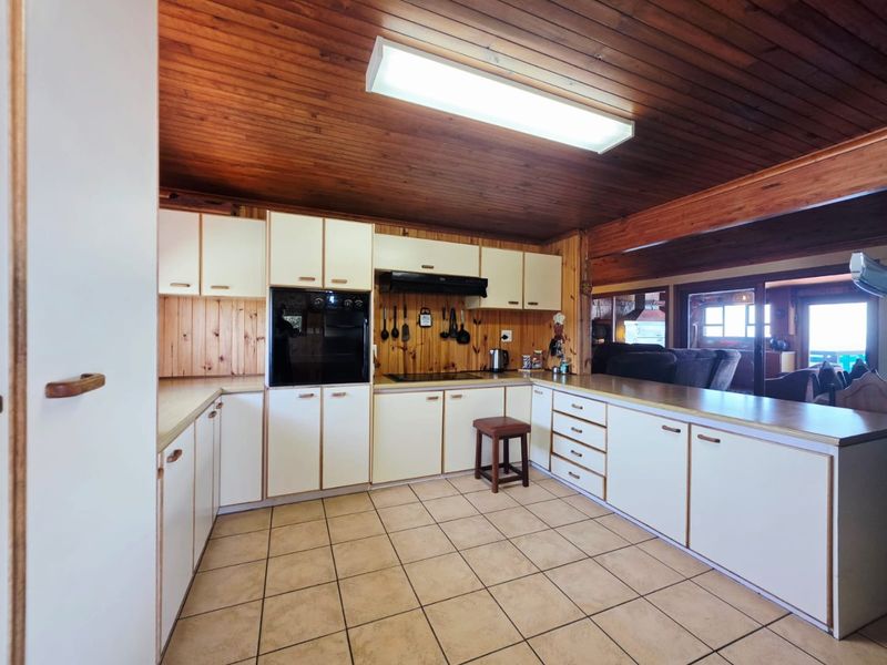 4 BEDROOM WOODEN HOME WITH SEA VIEWS IN HEROLDS BAY - Photo 10