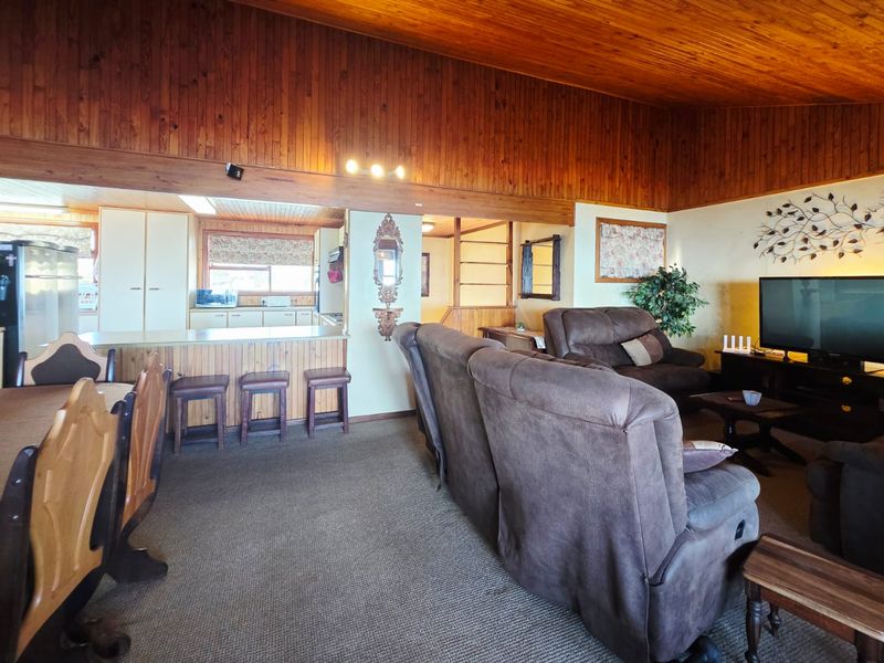 4 BEDROOM WOODEN HOME WITH SEA VIEWS IN HEROLDS BAY - Photo 9