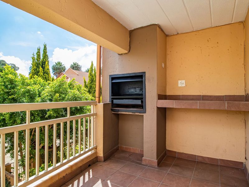 Modern 2 Bedroom Apartment in Bedfordview - Photo 2