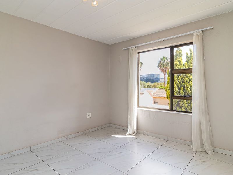 Modern 2 Bedroom Apartment in Bedfordview - Photo 9