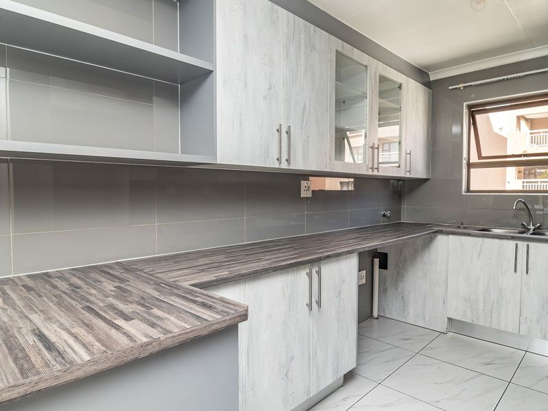 Modern 2 Bedroom Apartment in Bedfordview - Photo 3