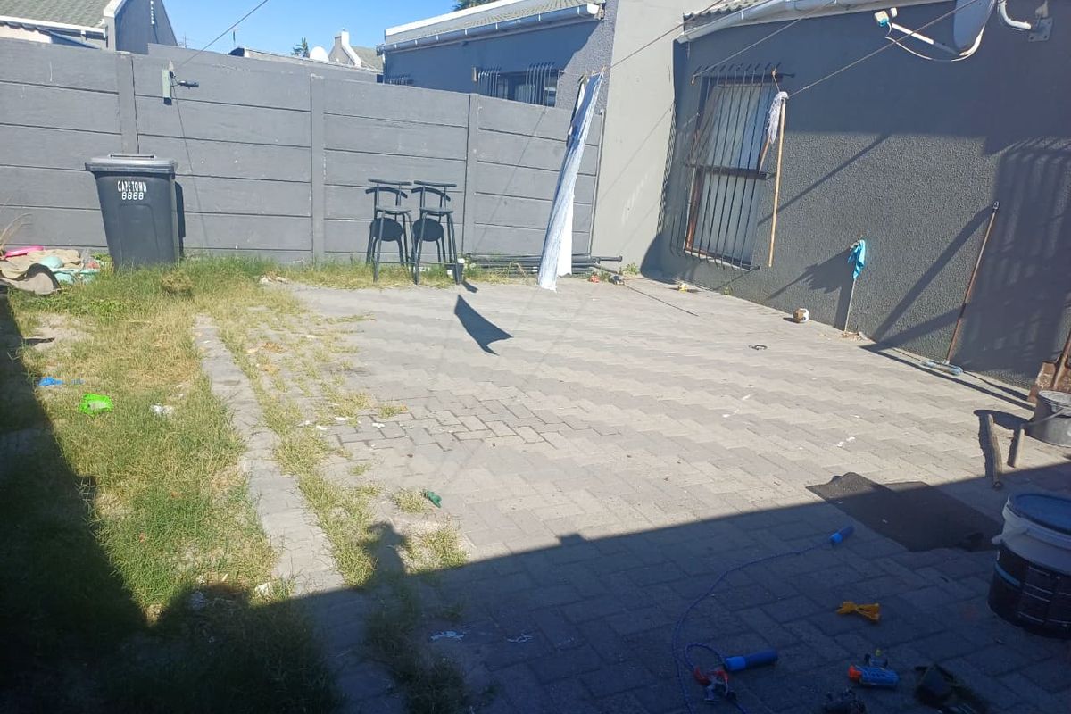 2 BEDROOM HOUSE WITH LARGE YARD IN SUMMER GREENS - Photo 2