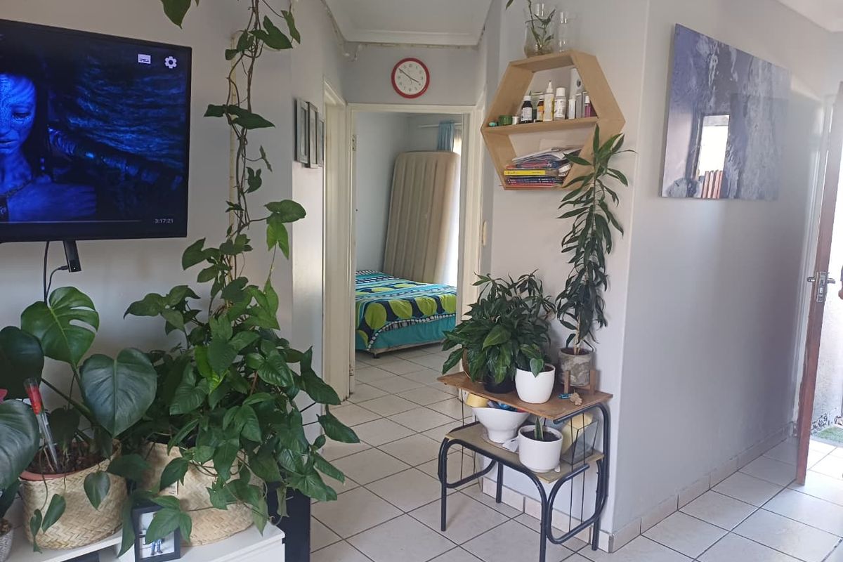 2 BEDROOM HOUSE WITH LARGE YARD IN SUMMER GREENS - Photo 3