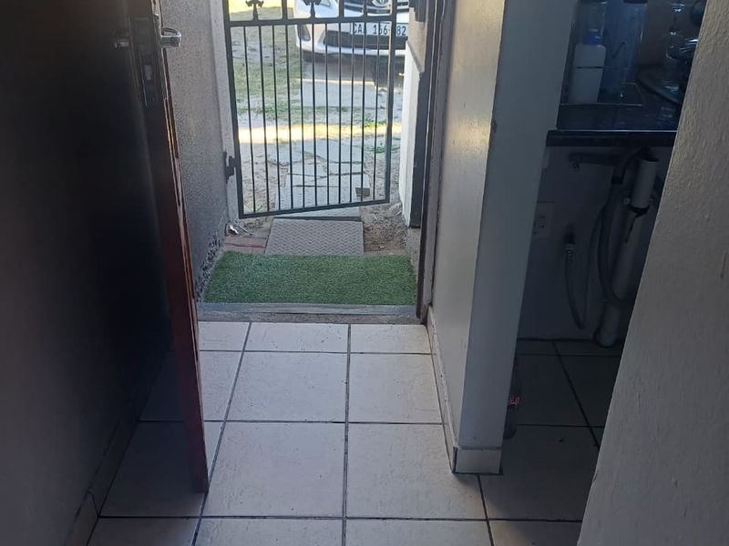 2 BEDROOM HOUSE WITH LARGE YARD IN SUMMER GREENS - Photo 7